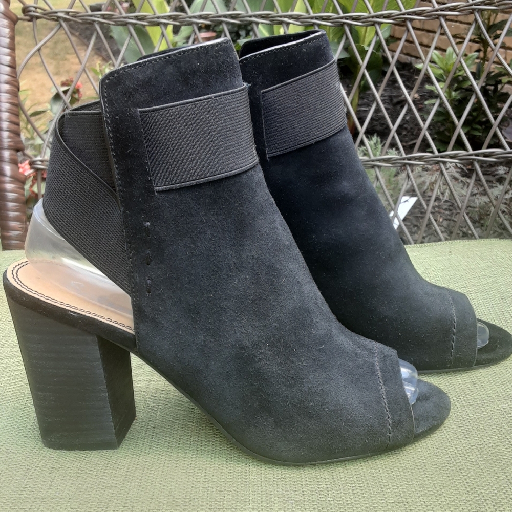 Splendid black leather chunky heel shoe.